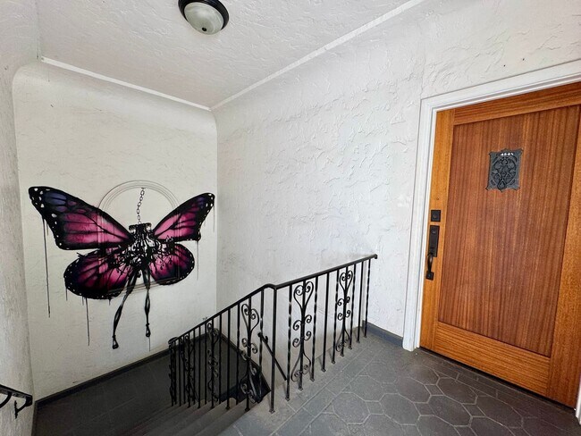 Foto del edificio - Gorgeous Remodeled Spanish 2+1.5 near the ...