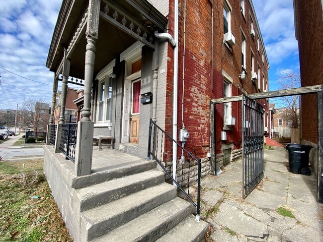 Building Photo - 7 bedroom/ 3bath Mins. from UC + Med Campu...