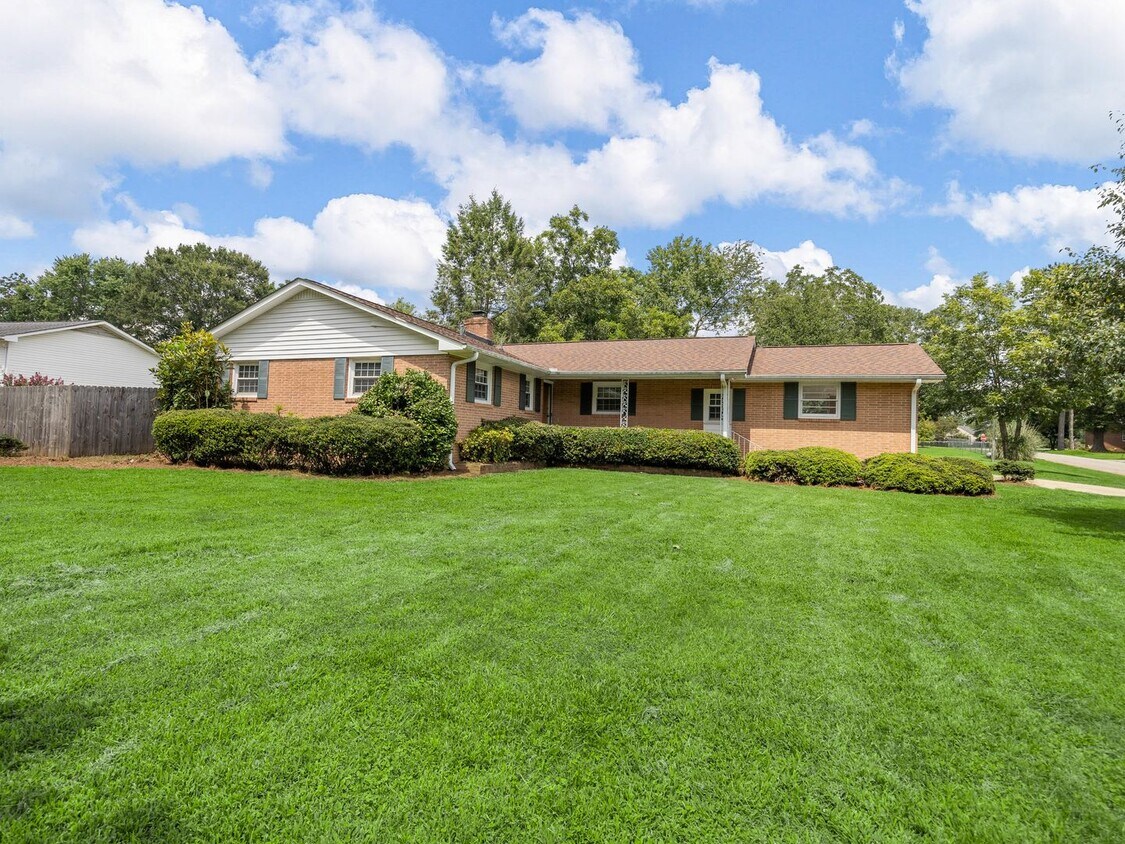 Primary Photo - Spacious 2 bedroom 1.5 bathroom home in th...