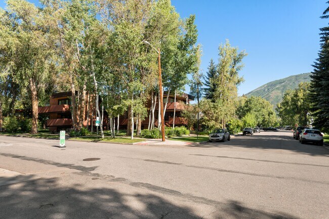 Foto del edificio - 400 W Hopkins Ave
