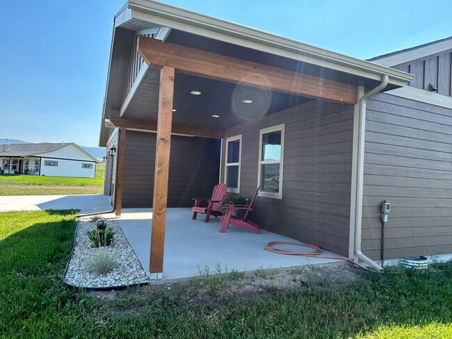 Building Photo - Beautiful Home in Rural Setting