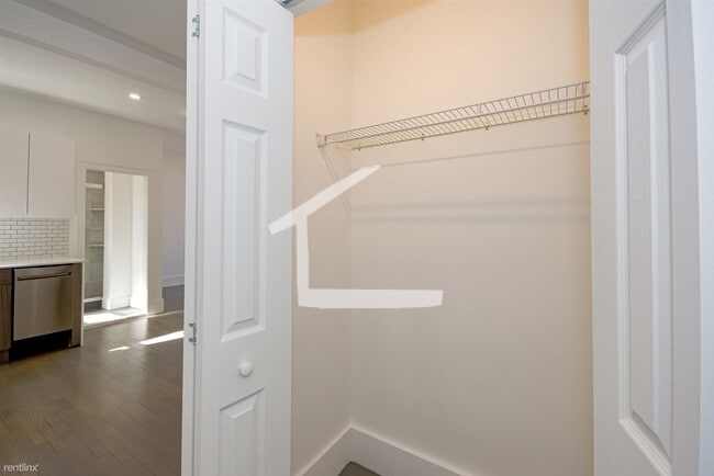 Building Photo - 1 br, 1 bath  - 11 Queensberry St Apt 38A