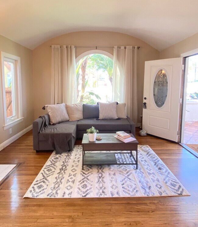 Living room - 1350 Curson S Ave