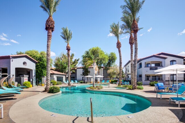 Piscina estilo resort y terraza para tomar el sol - Estrella Gateway