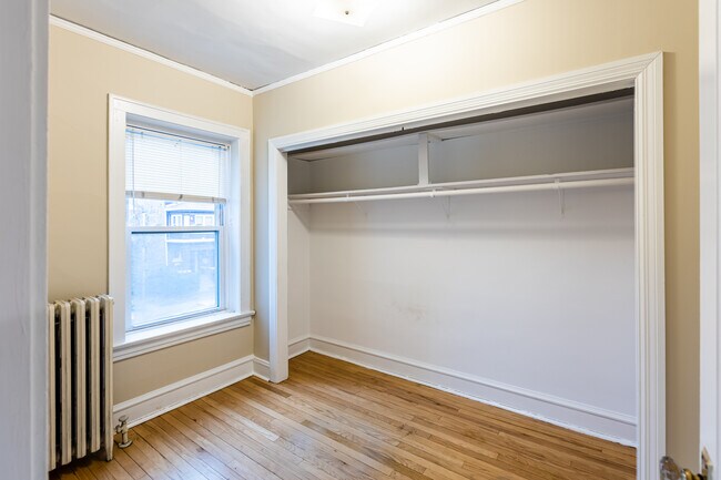 Foto del edificio - 2439 W Eastwood Ave