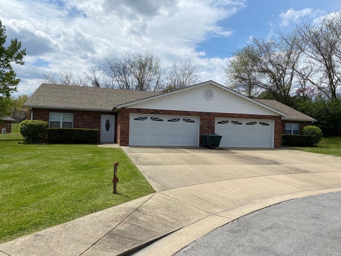 Primary Photo - 2bd/2ba apartment available