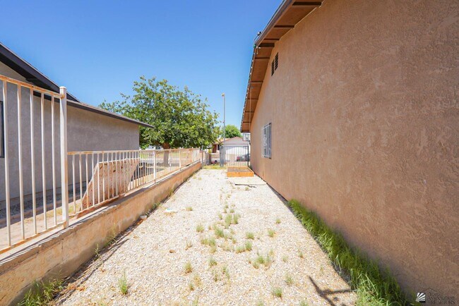 Building Photo - 1429 S Pagent Ave