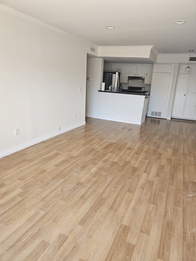 living room and dining room facing kitchen - 1517 E Garfield Ave