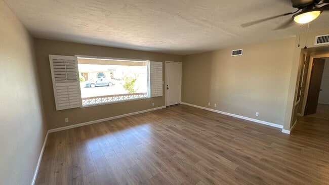 Building Photo - 2 Bed 2 Bath Home in Sunland Village- Loca...