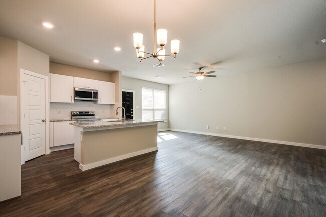 Foto del edificio - AVAILABLE NOW! GORGEOUS 2 BEDROOM FOUR PLE...