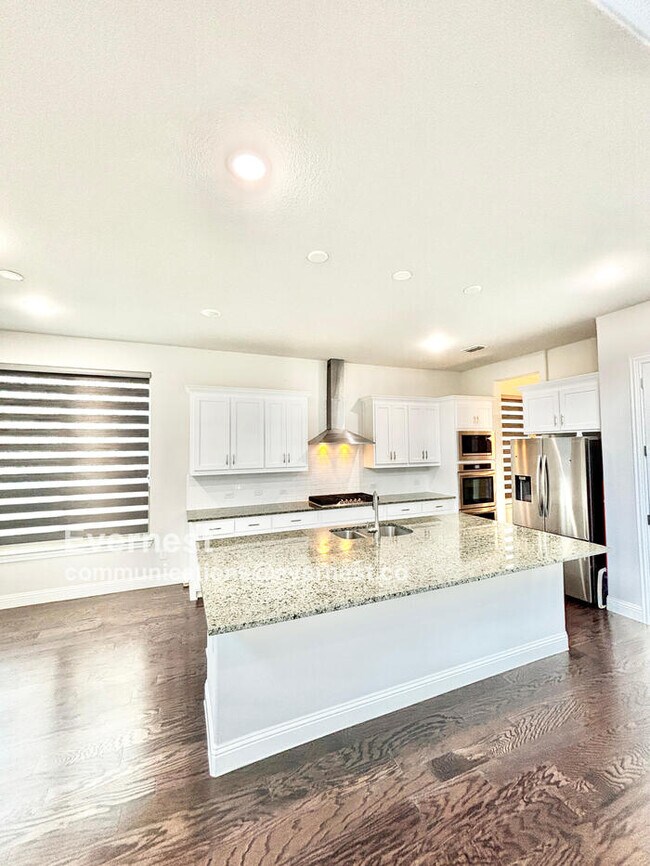 Foto del edificio - 566 Westwood Way Dr