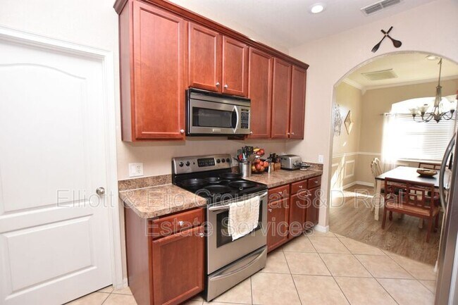 Building Photo - 7061 Heatherbrook Dr