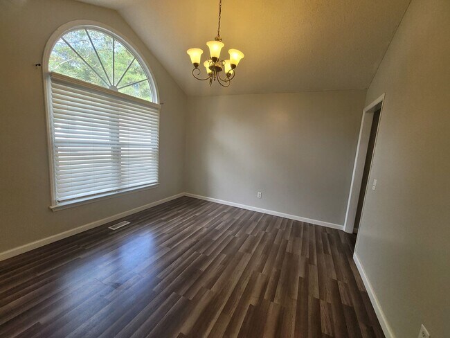 Foto del edificio - Fully Renovated 3 Br/ 2 Ba Home Located Mi...