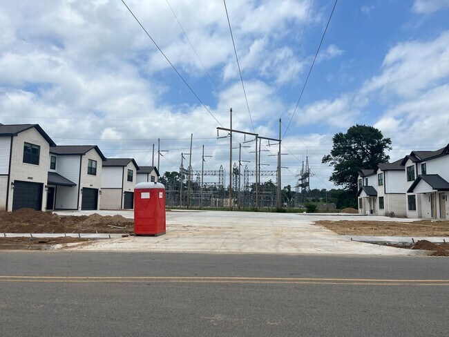 Building Photo - COX-NORTHRIDGE DR-2