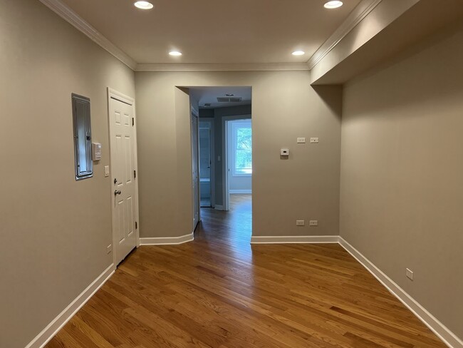 Building Photo - 2122 W Arthur Ave
