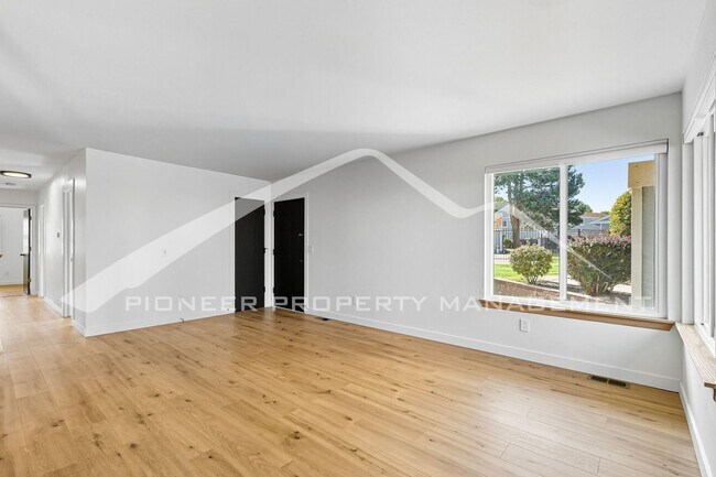 Building Photo - Spacious Townhouse with Central AC and Was...