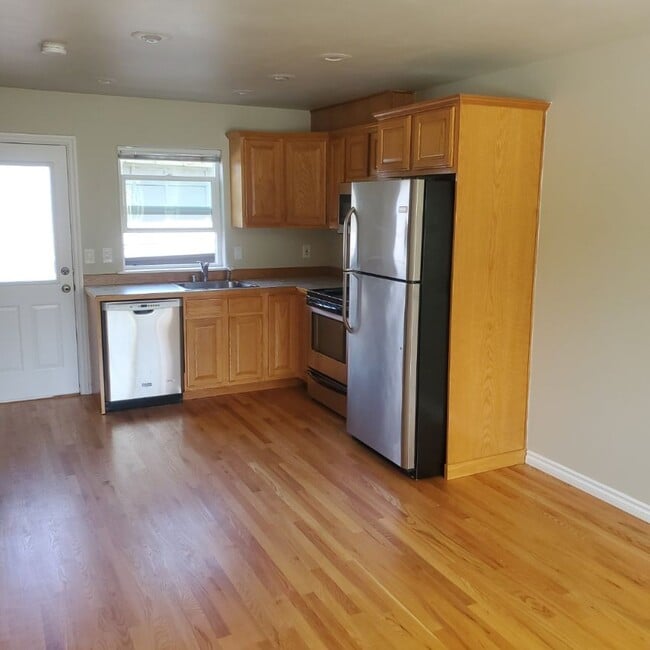 Nice open kitchen - 38272 SE Cedar St