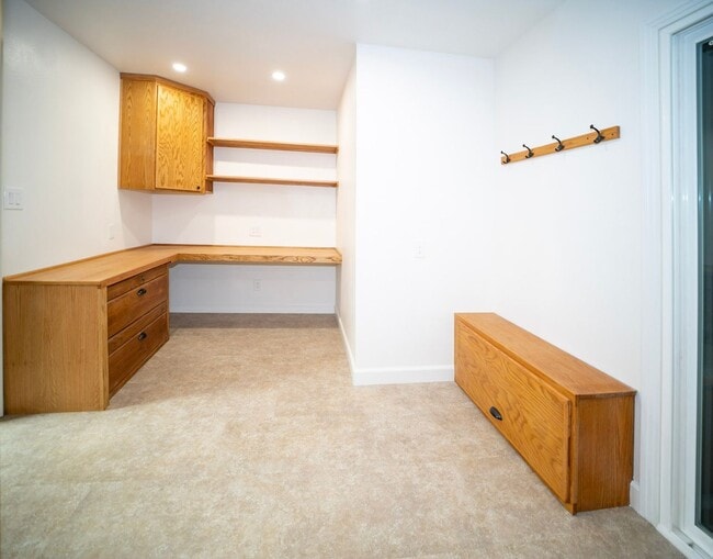 Building Photo - Adorable Duplex Unit with Attached Garage