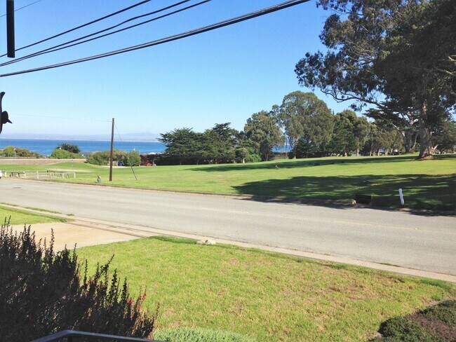 Building Photo - Spacious 2 Bedroom Home with Ocean Views
