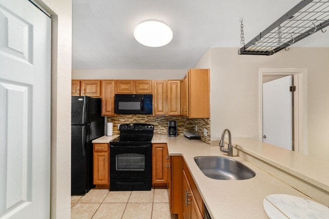 Building Photo - Haystacks Condo