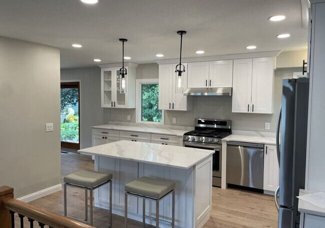 Foto del edificio - Beautiful newly updated single family home...