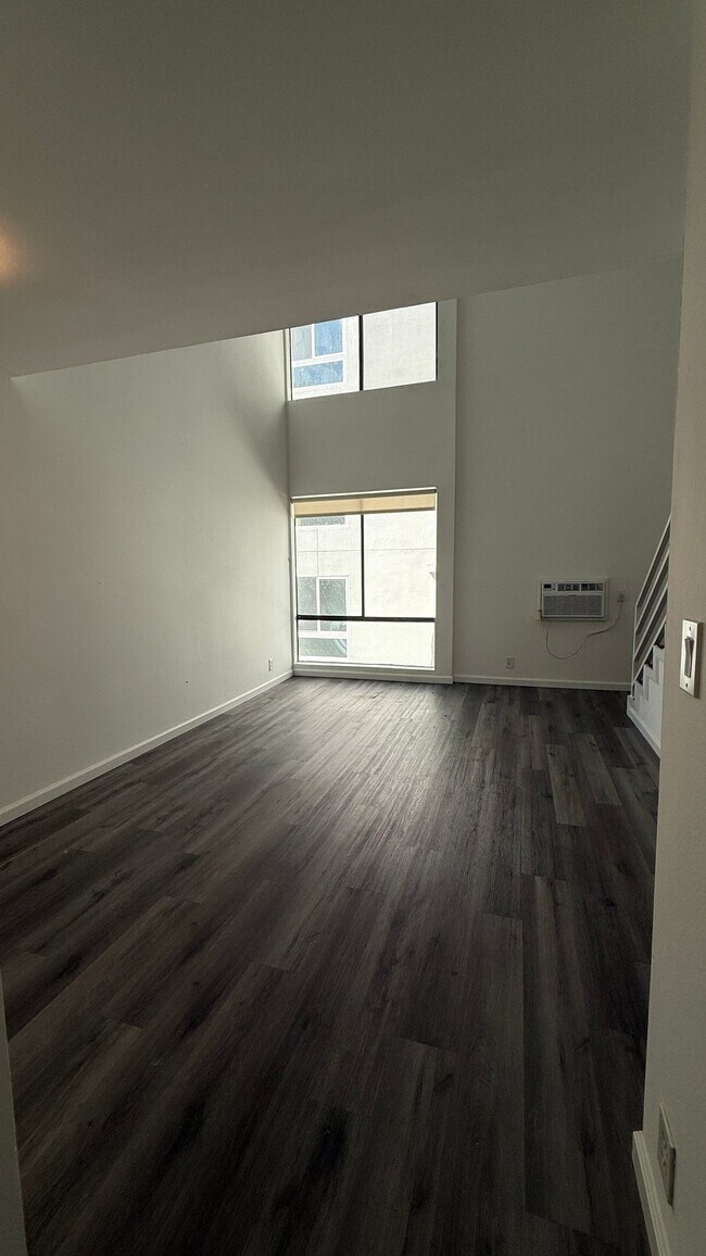 Foto del edificio - 7044 Hawthorn Ave