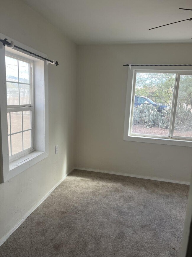 Building Photo - 3117 N Los Altos Ave