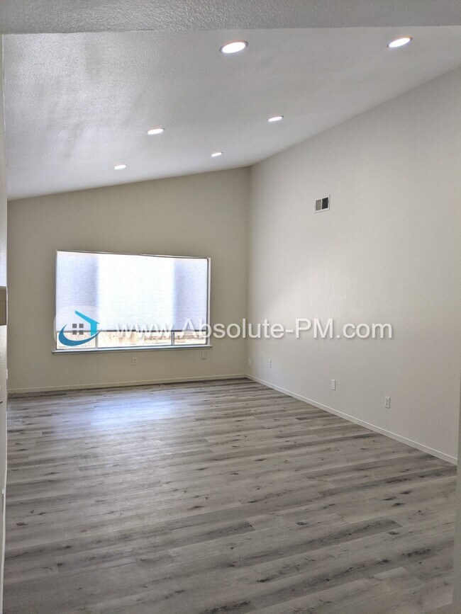 Building Photo - Amazing 4 Bedroom 2 Bath Home located in a...