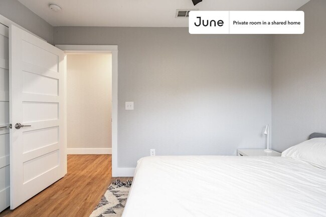 Foto del edificio - Private bedroom in 5 bed/2 bath Home