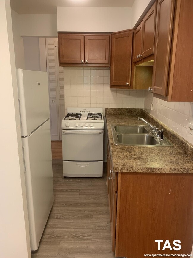 Building Photo - 540 W Roscoe St