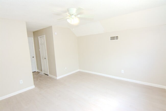 Foto del edificio - 11731 McLain Blvd