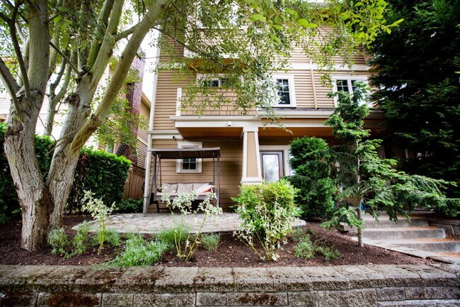 Foto del edificio - Gorgeous 3-Bed Capitol Hill Townhome with A/C, Garage & Partial Furnishings!- Available NOW FOR RENT