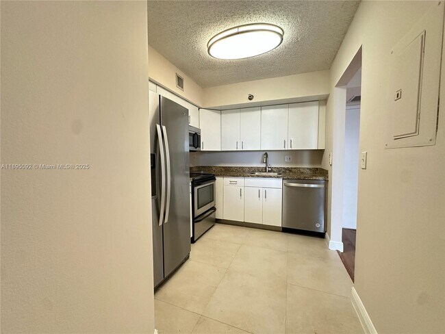 Foto del edificio - 3300 NE 191st St