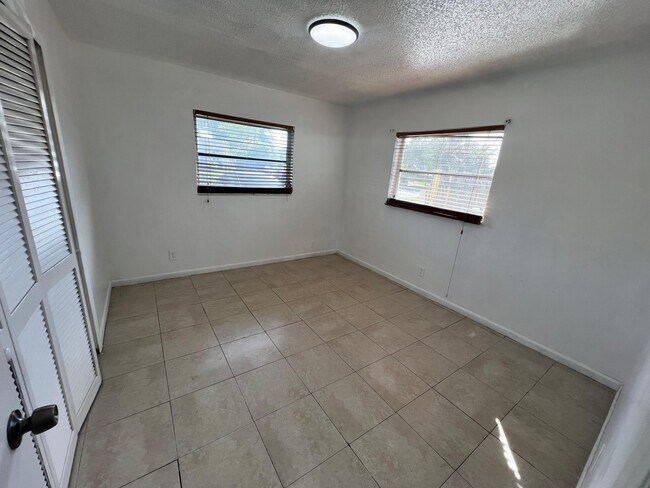 Foto del edificio - 3319 Grove Rd