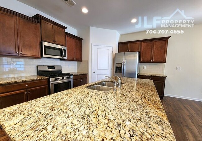 Building Photo - Must See 4 bed/2 bath Ranch Minutes Away f...