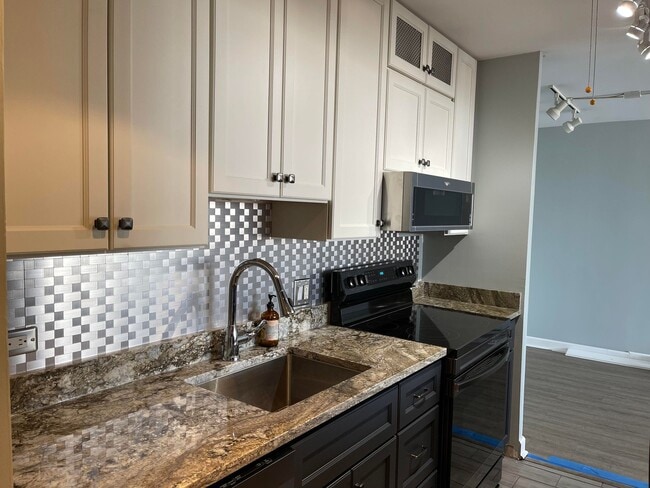 Foto del edificio - 3930 N PINE GROVE Ave