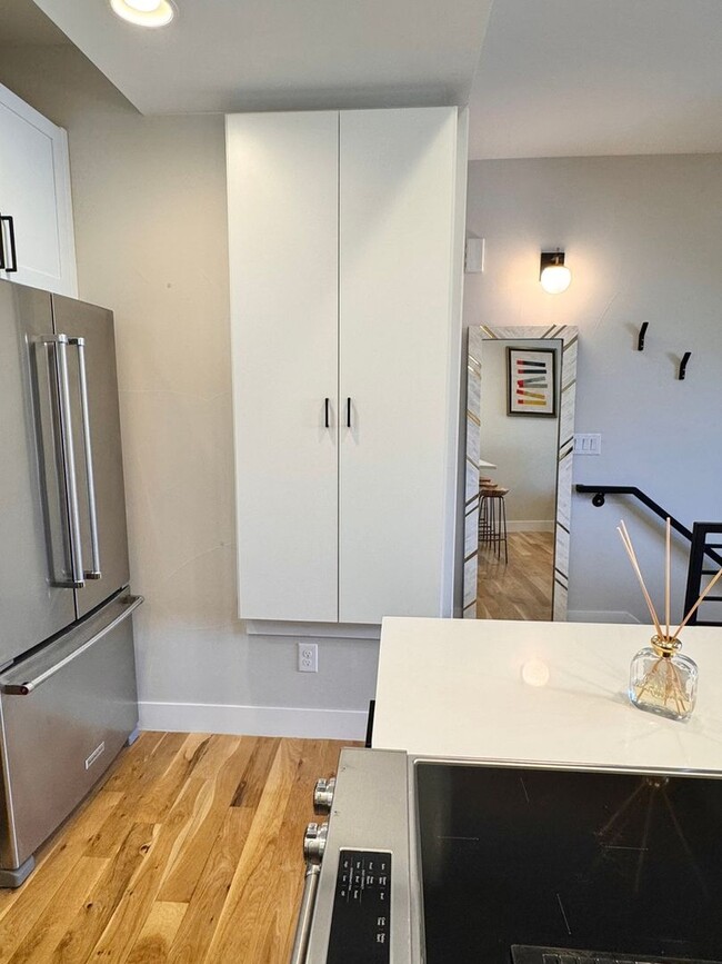 Foto del edificio - Chic & Modern 1Br/1.5Ba Townhome with priv...