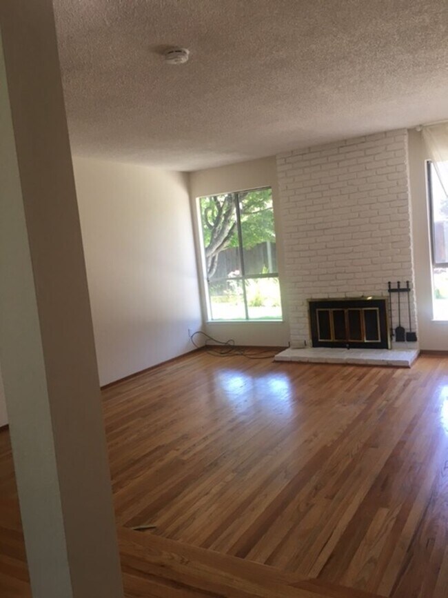 Building Photo - Single Family Home 3 Bedroom 2 Bath Corner Lot