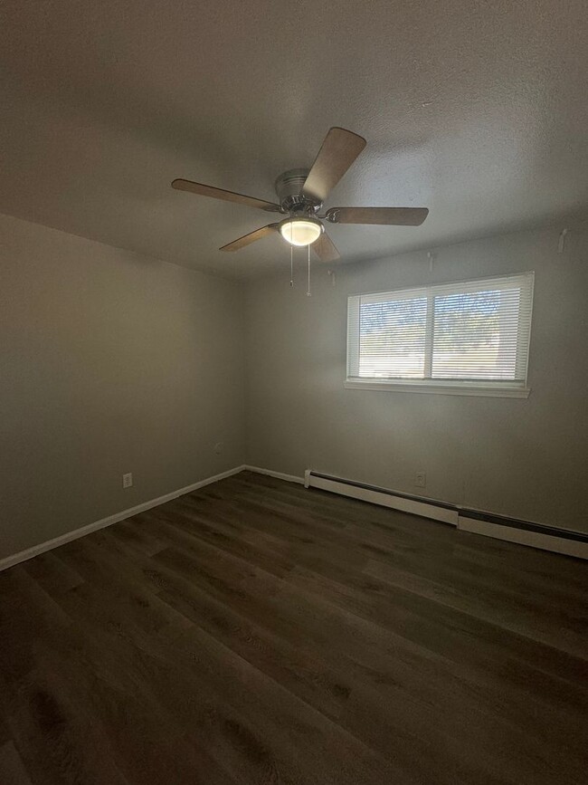 Building Photo - Move into this amazing 2 bedroom, 1 bathro...