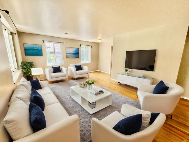 Building Photo - Cute 3 bed 2 bath home in Lowry!!