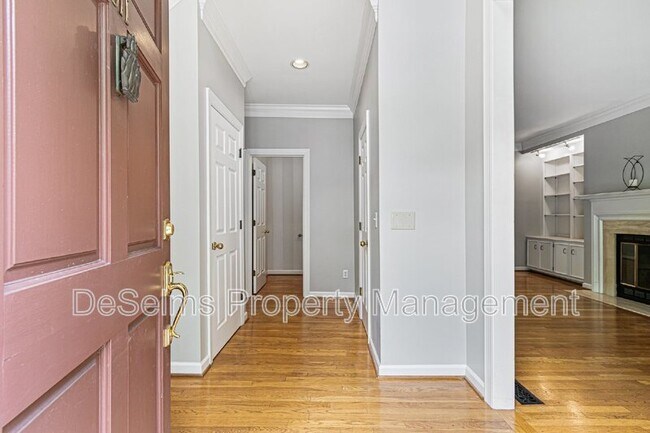 Foto del edificio - 3011 Woodlawn Dr