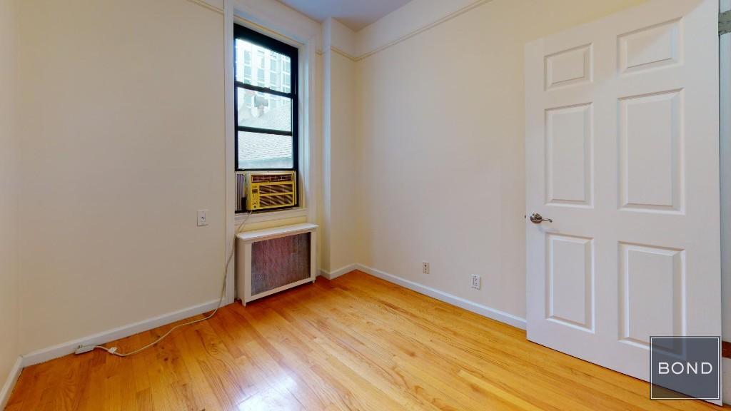 Foto del edificio - 305 W 45th St
