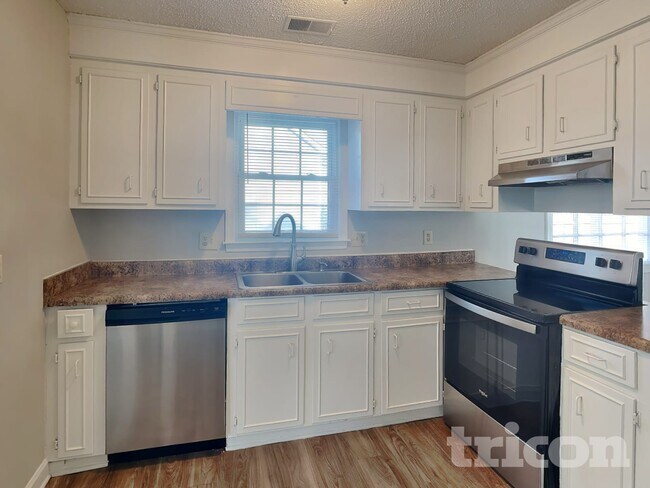 Foto del edificio - 812 N Royal Tower Dr