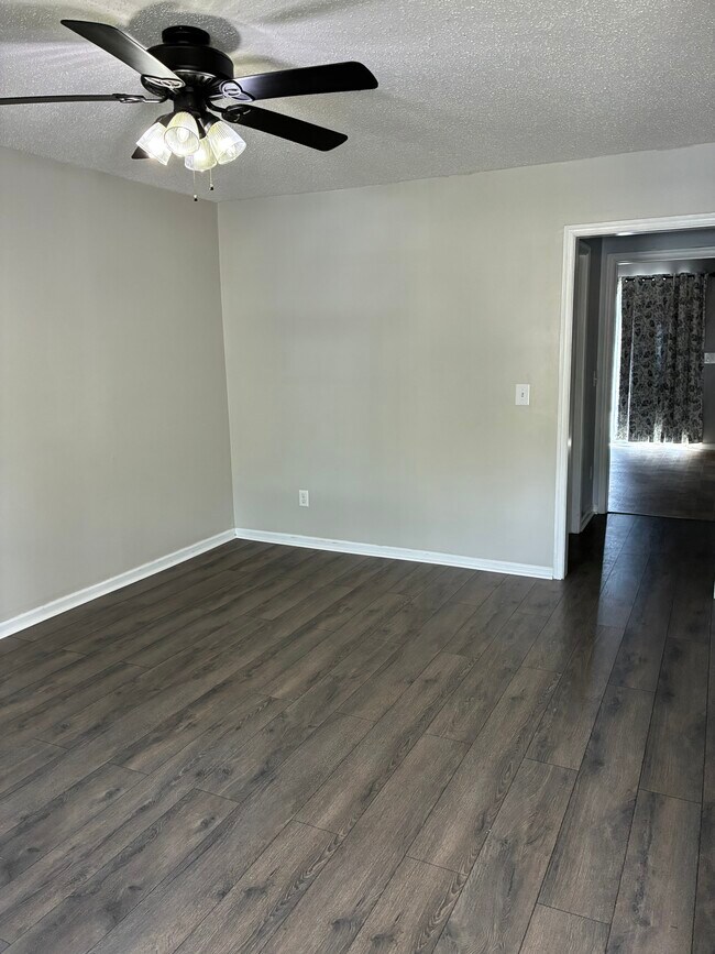 Sala de estar - 615 Mystic Dr