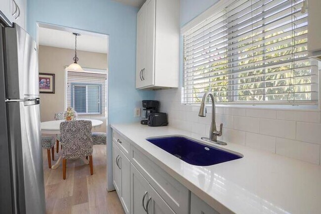 Foto del edificio - 725 Whiting Ct