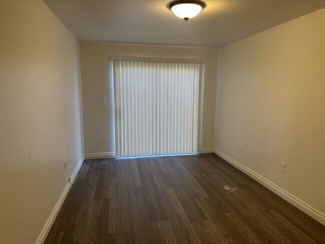 Foto del edificio - 12150 Rosedale Hwy