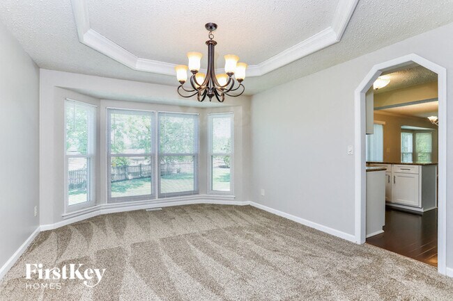 Foto del edificio - 670 Country Lake Dr