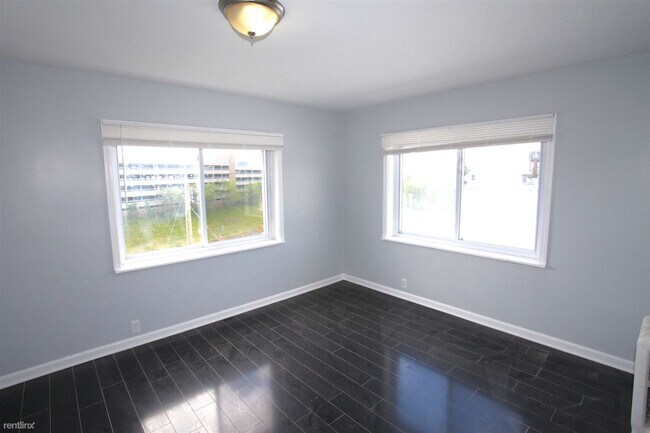Building Photo - 447 Antoinette St