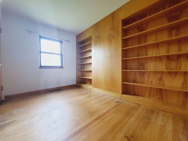 Building Photo - 3 Bed 1 Bath Home