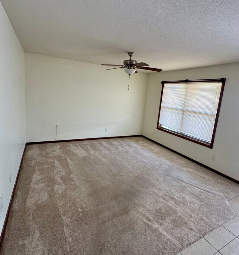 Foto del edificio - 301 N Cypress St
